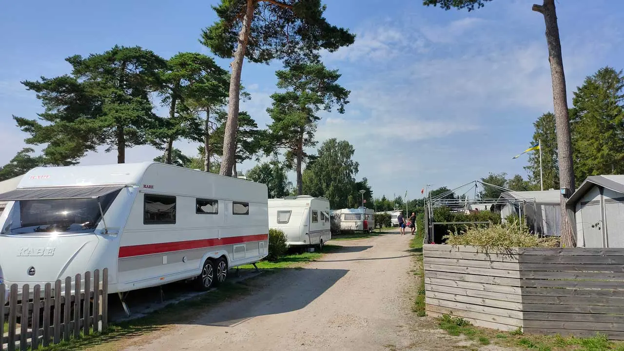 Mittengatan på campingområdet med husvagnar