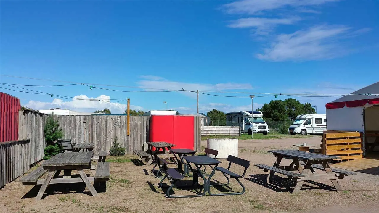 Bänkar och bord på rastplatsen utanför servicehuset