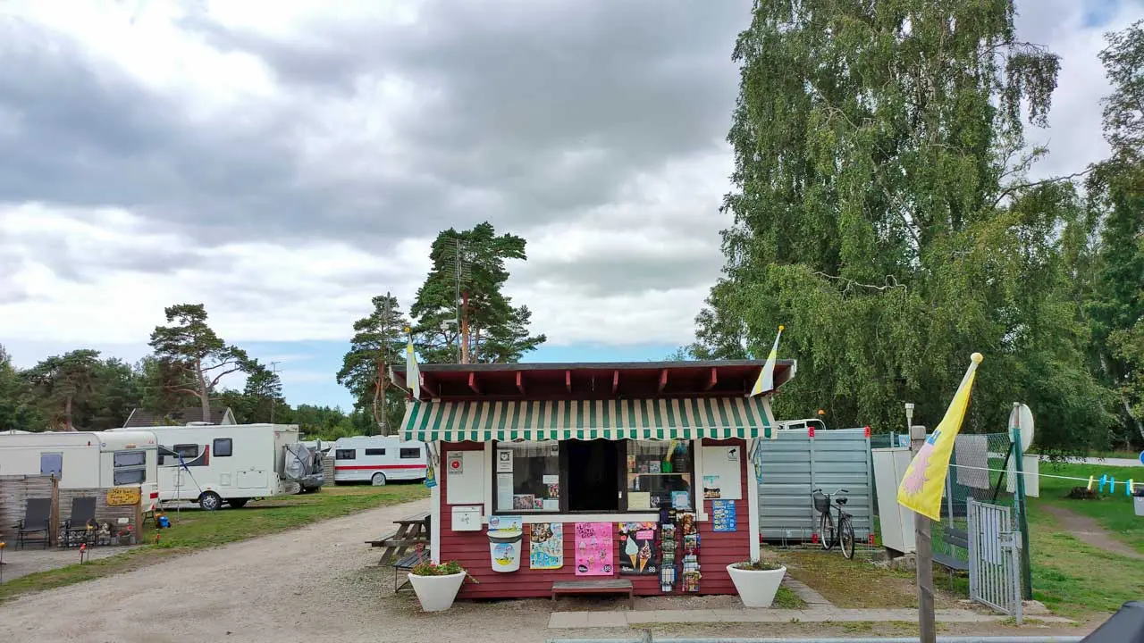 Kiosken och receptionen vid infarten till campingen